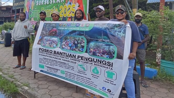 
Tim Peduli Kemanusiaan saat melakukan penggalangan dana di pertigaan Budi Utomo-Jalan Cenderawasih. (Foto: Kristin Rejang/Sasagupapua.com)