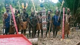 Perlawanan ekologis dan spiritual masyarakat adat Suku Awyu di Papua memajang salib merah—yang tampaknya memiliki makna religius dan perlawanan kultural - (foto: Dok Walhi Papua)