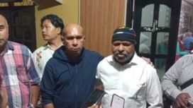 Ketua FPHS Yafet Beanal dan Vice President Community Relations PTFI, Engel Enoch saat memberikan keterangan pers. 