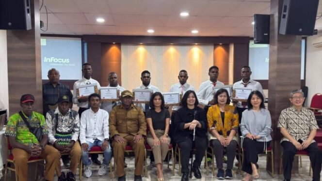 
Momen foto bersama dalam acara Penutupan pelatihan enam anak muda dari Kampung Aindua dan Yapakopa bersama Yayasan Hope Asia. (Foto: Istimewa) 