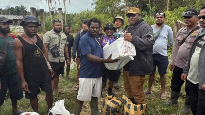 
Momen Kepala Distrik Mimika Barat Jauh, Ever Kukuareyau saat mengunjungi Unito. (Foto: Istimewa)