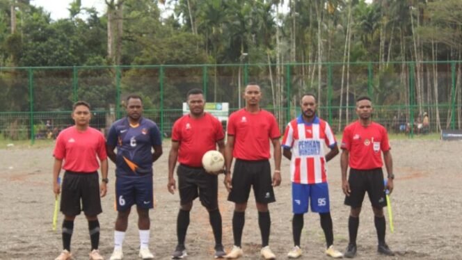 
Rangkaian Foto IPKN Sukses Gelar Turnamen Bola Kaki di Kwamki Narama