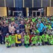 Foto bersama seluruh panitia dan peserta saat penutupan Camp Remaja 2025 GKII Se-Tanah Papua di Gedung Eme Neme Yaware. (Foto: Edwin Rumanasen/sasagupapua)