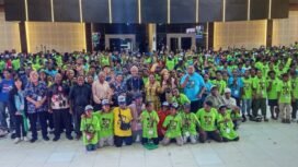 Foto bersama seluruh panitia dan peserta saat penutupan Camp Remaja 2025 GKII Se-Tanah Papua di Gedung Eme Neme Yaware. (Foto: Edwin Rumanasen/sasagupapua)