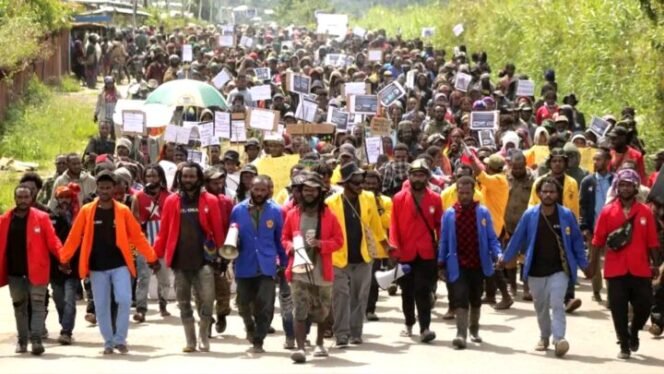 
Arak-arakan massa menuju Kantor Bupati Dogiyai. (Foto: Ist)