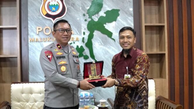 
Executive General Manager (EGM) Pertamina Patra Niaga Regional Papua Maluku, Isfahani bersama Wakapolda Maluku Utara, Brigjen Pol. Stephen M. Napiun. (Foto: Ist)