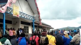 Massa saat unjuk rasa didepan halaman Kantor DPRD Kabupaten Paniai. (Foto: Ando Douw)