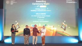 Pertamina Patra Niaga Regional Papua Maluku saat menerima tiga penghargaan atas program CSR unggulan di tiga lokasi kerja. (Foto: Ist)