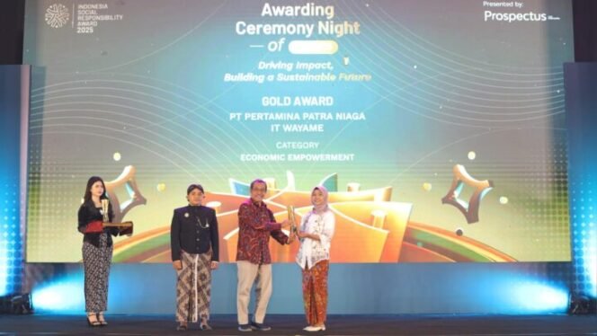 
Pertamina Patra Niaga Regional Papua Maluku saat menerima tiga penghargaan atas program CSR unggulan di tiga lokasi kerja. (Foto: Ist)