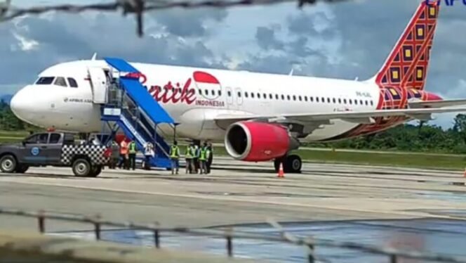 
Pesawat Batik Air tipe Airbus A320, dengan kapasitas 152 penumpang saat mendarat di Bandar Udara Douw Aturure Nabire, Papua Tengah. (Foto: Capt YouTube PapuaPos)