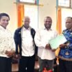 KPA dan Dinas Pendidikan Kabupaten Paniai saat menunjukan nota kesepahaman (MoU). Foto:Ist