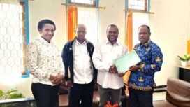 KPA dan Dinas Pendidikan Kabupaten Paniai saat menunjukan nota kesepahaman (MoU). Foto:Ist
