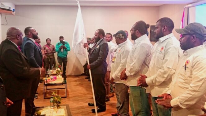 
Pelantikan Pengurus KONI Dogiyai oleh ketua KONI Provinsi Papua Tengah. (Foto: Edwin Rumanasen)