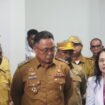 Bupati Nabire, Mesak Magai dan Wakil Bupati Nabire Burhanuddin Pawennari saat mengunjungi ruangan PICU. (Foto: Red)