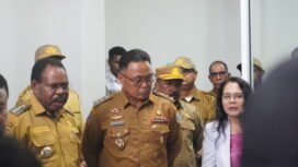 Bupati Nabire, Mesak Magai dan Wakil Bupati Nabire Burhanuddin Pawennari saat mengunjungi ruangan PICU. (Foto: Red)