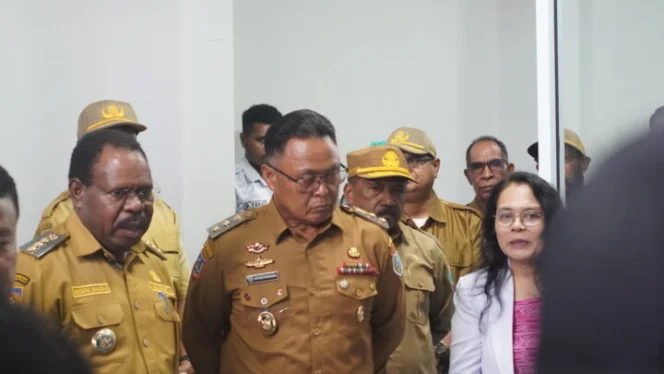 
Bupati Nabire, Mesak Magai dan Wakil Bupati Nabire Burhanuddin Pawennari saat mengunjungi ruangan PICU. (Foto: Red)