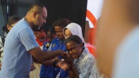 Director & Executive Vice President (EVP) Sustainable Development Claus Wamafma saat memberikan kacamata kepada salah satu siswa di Nabire. Foto: Sasagupapua