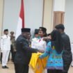 Gubernur Papua Tengah, Meki Nawipa saat mengukuhkan Paskibraka Papua Tengah 2025. (Foto: Sasagupapua)