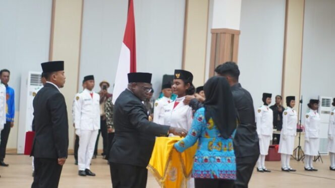 
Gubernur Papua Tengah, Meki Nawipa saat mengukuhkan Paskibraka Papua Tengah 2025. (Foto: Sasagupapua)