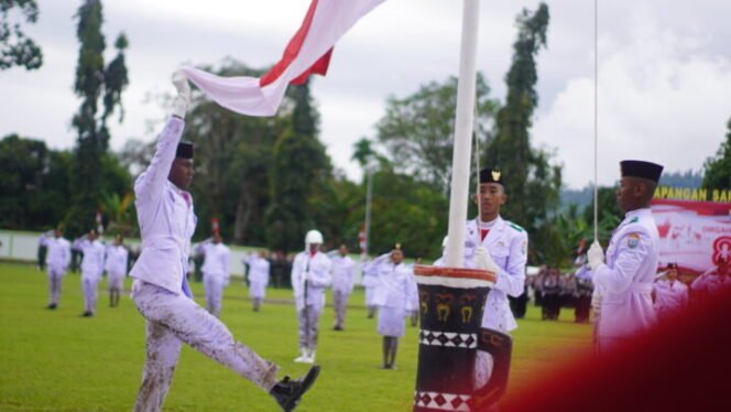 
Paskibraka Kabupaten Nabire saat mengibarkan bendera merah putih. (Foto: Sasagupapua.com)