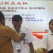 Sekertaris Dinas Pendidikan dan Kebudayaan Provinsi Papua Tengah, Sekertaris Dinas Pendidikan dan Kebudayaan, Pit Hendrik Nawipa, saat menyematkan tanda peserta sebagai tanda perlombaan segera dimulai. (Foto: Sasagupapua.com)