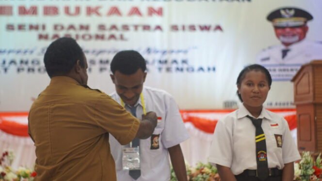 
Sekertaris Dinas Pendidikan dan Kebudayaan Provinsi Papua Tengah, Sekertaris Dinas Pendidikan dan Kebudayaan, Pit Hendrik Nawipa, saat menyematkan tanda peserta sebagai tanda perlombaan segera dimulai. (Foto: Sasagupapua.com)