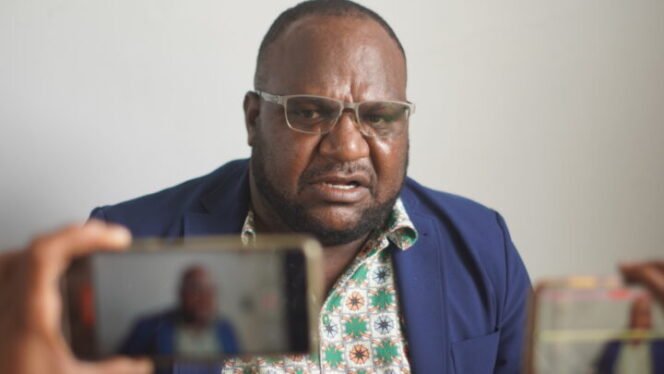 
Anggota DPRP Papua Tengah, Henes Sondegau saat diwawancarai, Jumat (22/8/2025). 