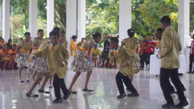 
Pelajar daei salah satu sekolah yang ada di Nabire saat mengikuti perlombaan yospan. (Foto: Sasagupapua.com) 