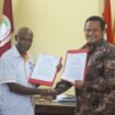 Rektor USWIM Nabire, Petrus Tekege usai teken kerja sama dengan pihak Bank BRI. (Foto: Sasagupapua)
