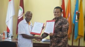 Rektor USWIM Nabire, Petrus Tekege usai teken kerja sama dengan pihak Bank BRI. (Foto: Sasagupapua)