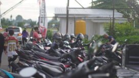 Tampak kendaraan diparkir diluar pagar Bandara Lama Nabire.