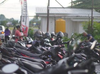 Tampak kendaraan diparkir diluar pagar Bandara Lama Nabire. 