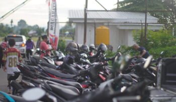Tampak kendaraan diparkir diluar pagar Bandara Lama Nabire. 