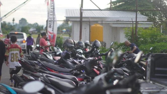 
Tampak kendaraan diparkir diluar pagar Bandara Lama Nabire. 