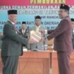 Bupati Biak Numfor, Markus Mansembra serahkan LKPJ dan Raperda Nok APBD kepada DPRK Biak Numfor. (Foto: Humas Pro Biak)