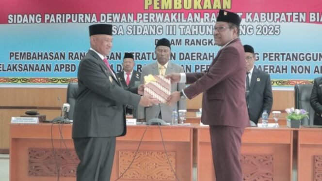 
Bupati Biak Numfor, Markus Mansembra serahkan LKPJ dan Raperda Nok APBD kepada DPRK Biak Numfor. (Foto: Humas Pro Biak)
