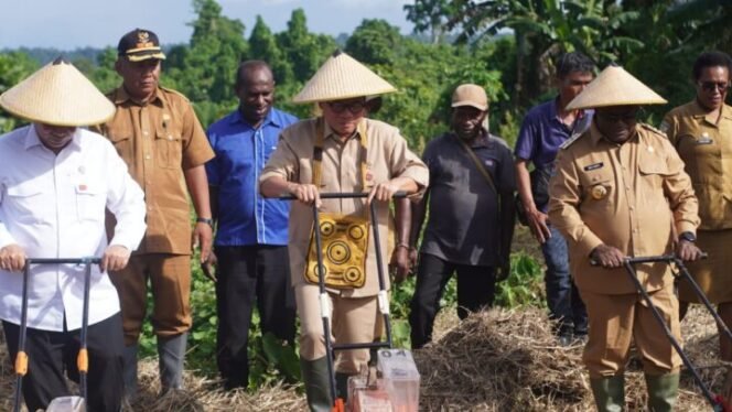 
Menteri Desa H. Yandri Susanto, S.Pt., M.Pd dan Menteri Koperasi Budi Arie Setiadi mengunjungi Kampung Bumi Raya, Distrik Nabire Barat, Provinsi Papua Tengah. (Foto: Ed)