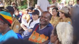 Marten Pigai (Tengah), Warga Bumi Raya Nabire. (Foto: Red)