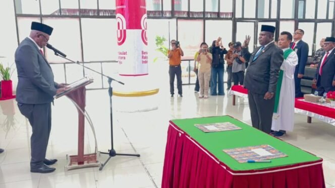 
Bupati Mimika, Johannes Rettob saat melantik Abraham Kateyau sebagai Pj Sekda Mimika. (Foto: Istimewa)