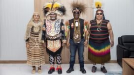 Pasangan MEGE saat menggunakan pakaian adat Saireri dan dan Lapago. (Foto: Humas Pemprov Papua Tengah)