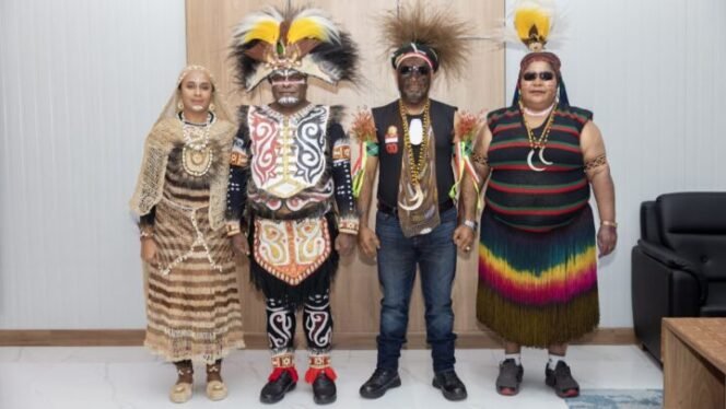 
Pasangan MEGE saat menggunakan pakaian adat Saireri dan dan Lapago. (Foto: Humas Pemprov Papua Tengah)