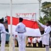 Paskibraka Distrik Mimika Barat Jauh saat mengibarkan bendera merah putih. (Foto: Istimewa)
