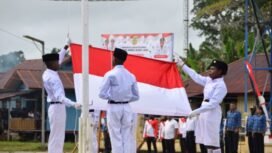 Paskibraka Distrik Mimika Barat Jauh saat mengibarkan bendera merah putih. (Foto: Istimewa)