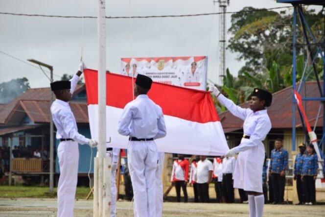 
Paskibraka Distrik Mimika Barat Jauh saat mengibarkan bendera merah putih. (Foto: Istimewa)