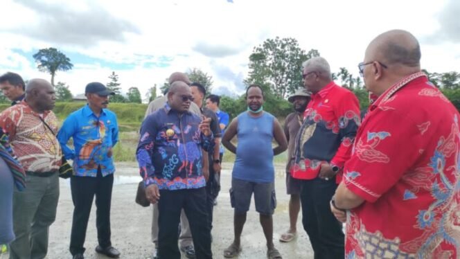 
Gubernur Papua Tengah, Meki Nawipa dan Bupati Mimika, Johannes Rettob saat meninjau lokasi banjir. (Foto: Penapapua)