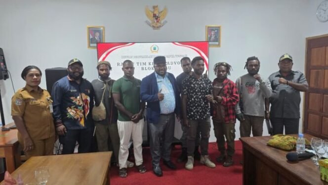 
Solidaritas Mahasiswa Intan Jaya saat bertemu dengan Tim Advokasi Blok Wabu, DPRP Papua Tengah. (Foto: Istimewa)
