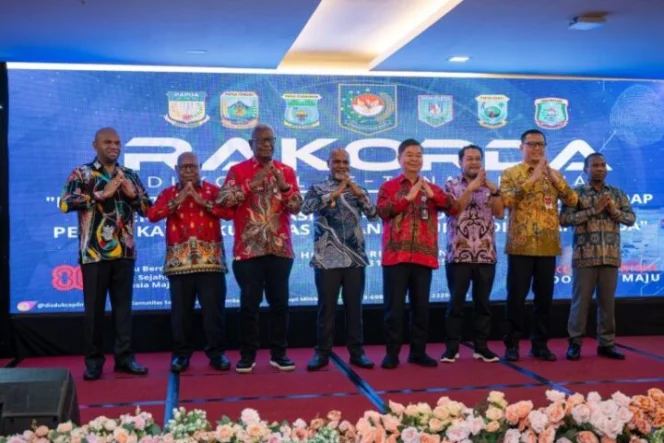 
Momen foto bersama dalam kegiatan Rakorda Dukcapil se tanah Papua. (Foto: Humas Pemprov Papua Tengah)