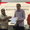 Ketua DPRP Papua Tengah, Delius Tabuni saat taken MoU dengan Haris Azhar dan beberapa lembaga akademisi lainnya.