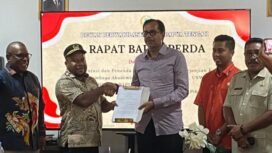 Ketua DPRP Papua Tengah, Delius Tabuni saat taken MoU dengan Haris Azhar dan beberapa lembaga akademisi lainnya.