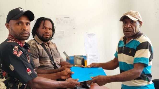 
Organisasi GANN saat mendaftarkan diri ke Kesbangpol. (Foto: Istimewa)